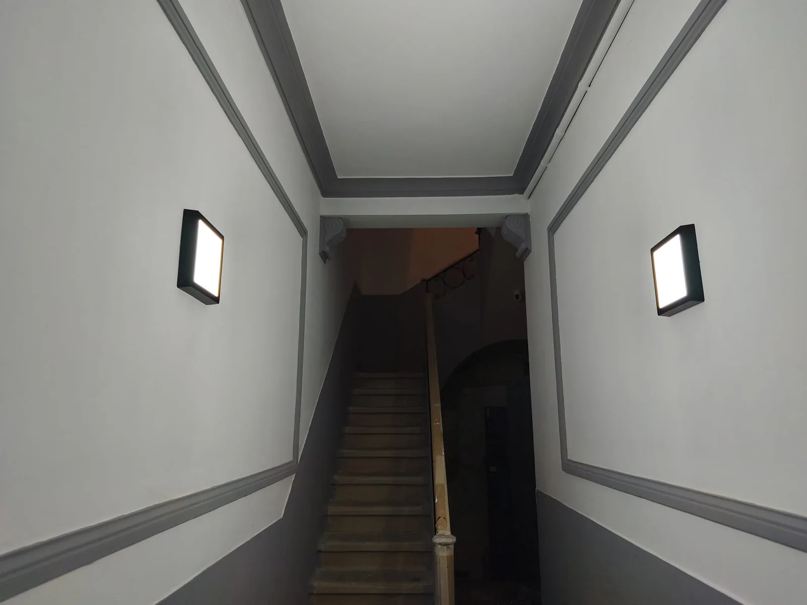 Portal y escalera rehabilitados en La Torrassa, L’Hospitalet