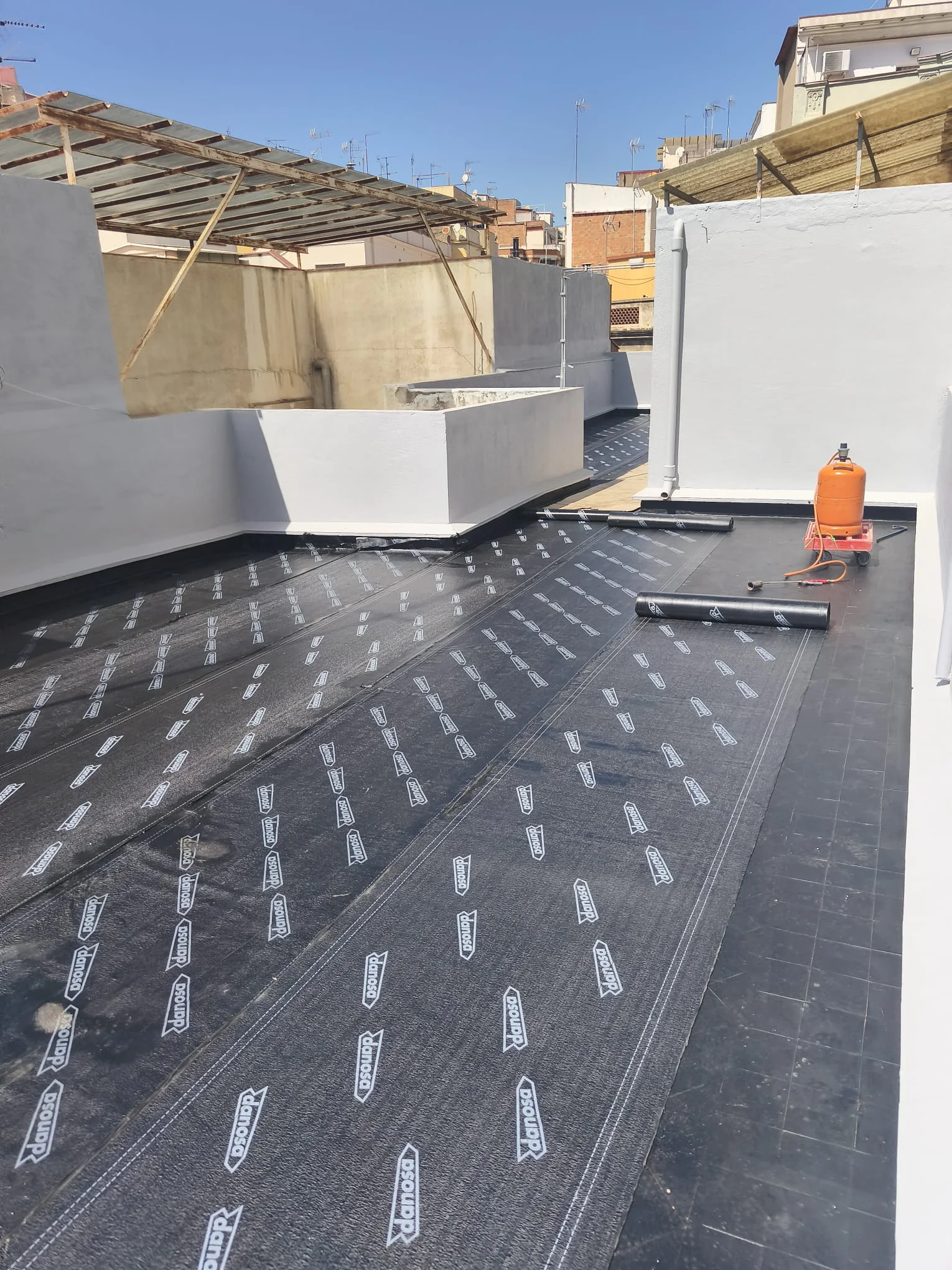 Proceso de impermeabilización con lámina bituminosa en terraza de La Torrassa, Hospitalet