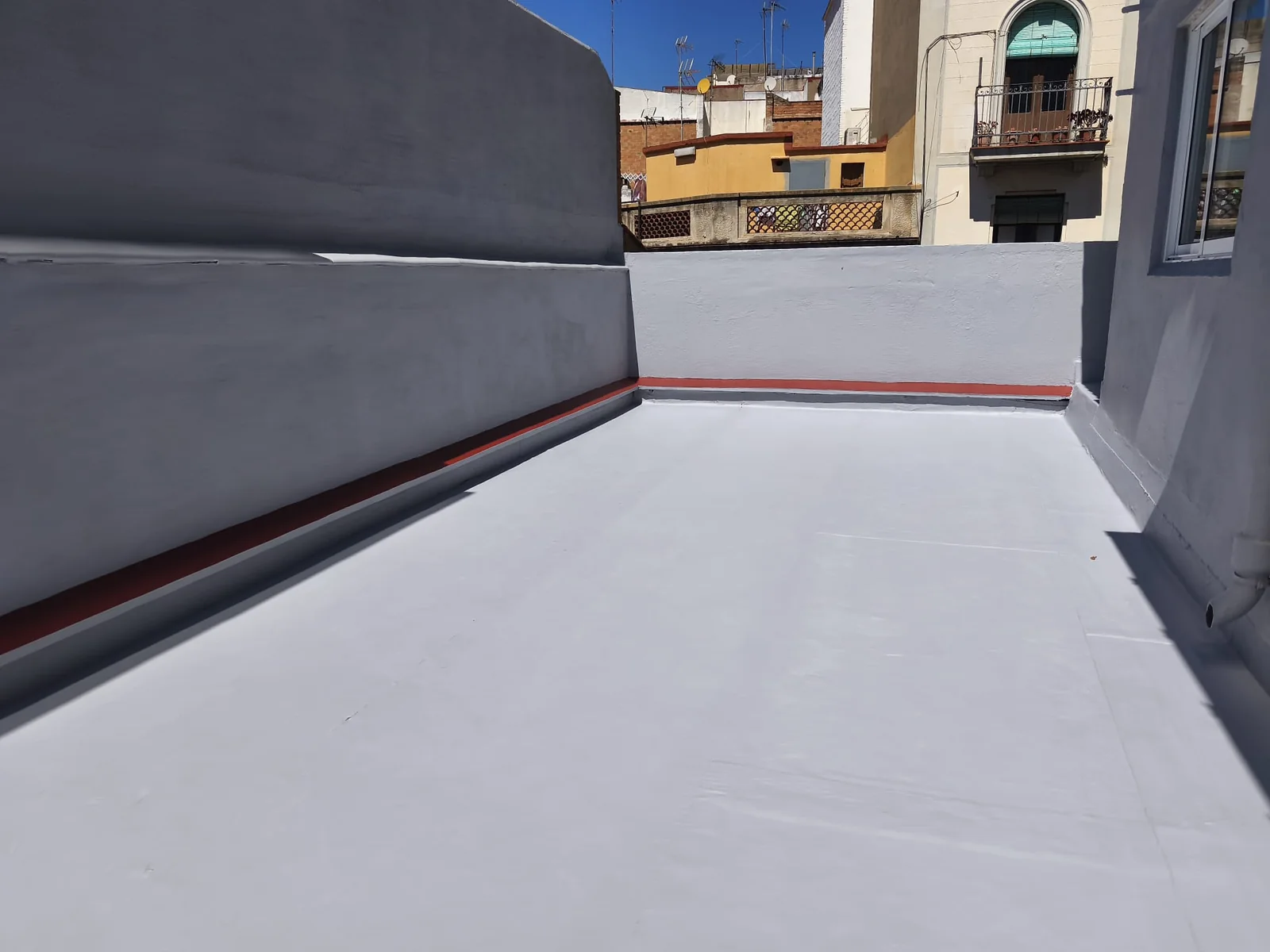 Resultado final de Impermeabilización de terraza y rehabilitación de zonas comunes en La Torrassa